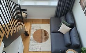 Loft Style Studio Apartment- Free Parking- Free Gym- Keyless Access